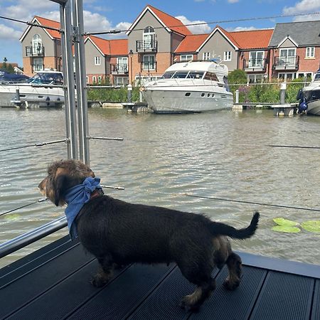 Lincoln Floating Holidays Eksteriør bilde