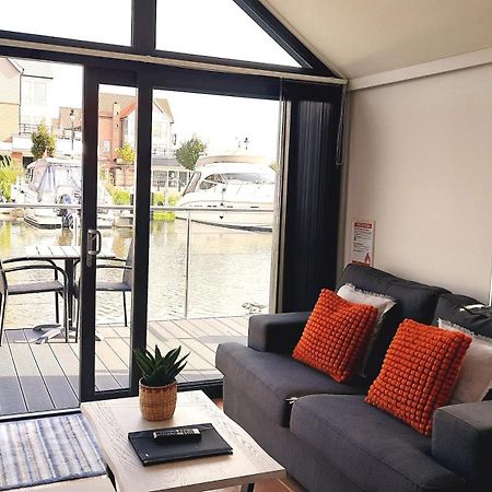 Lincoln Floating Holidays Eksteriør bilde