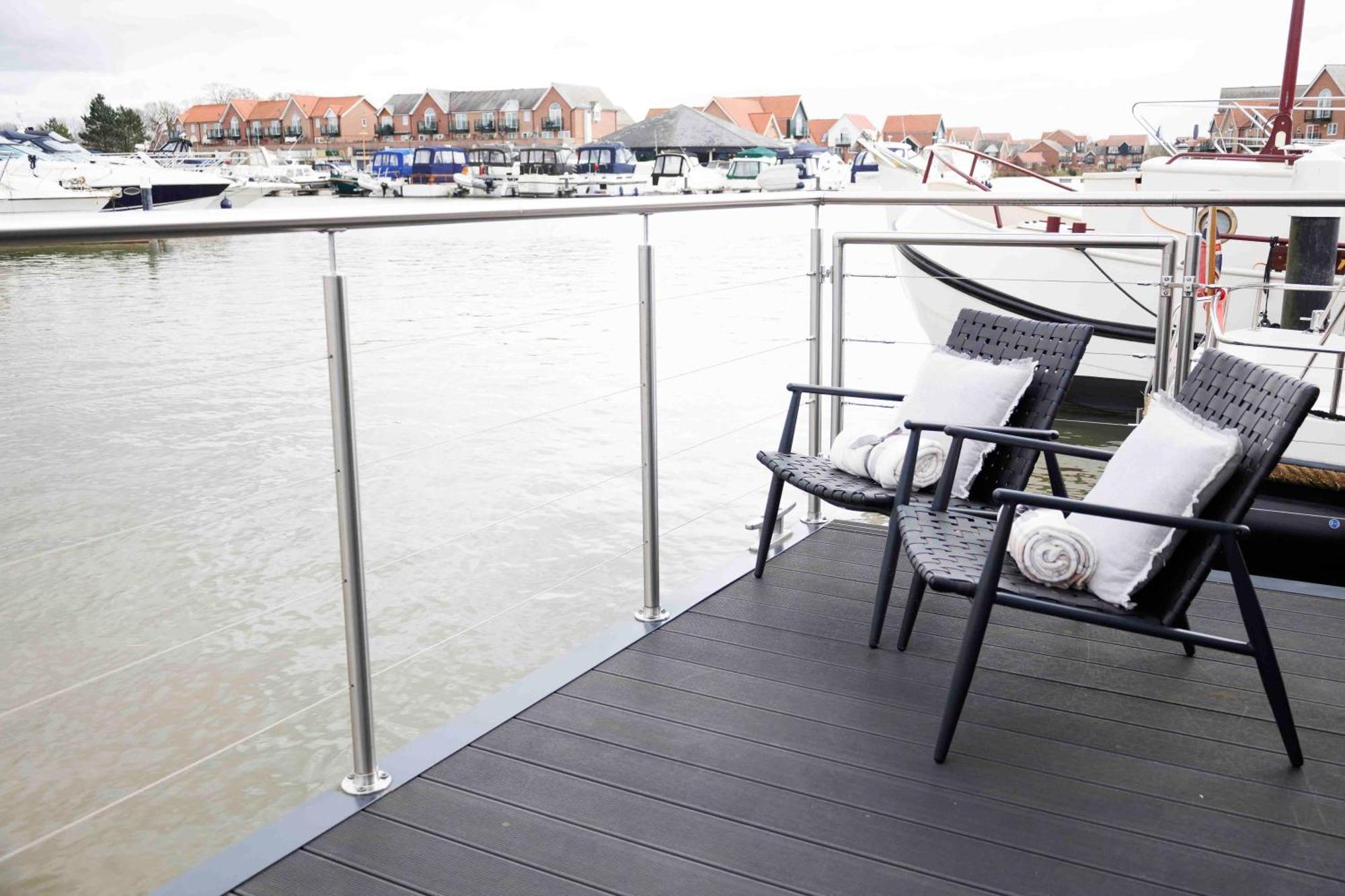 Lincoln Floating Holidays Eksteriør bilde