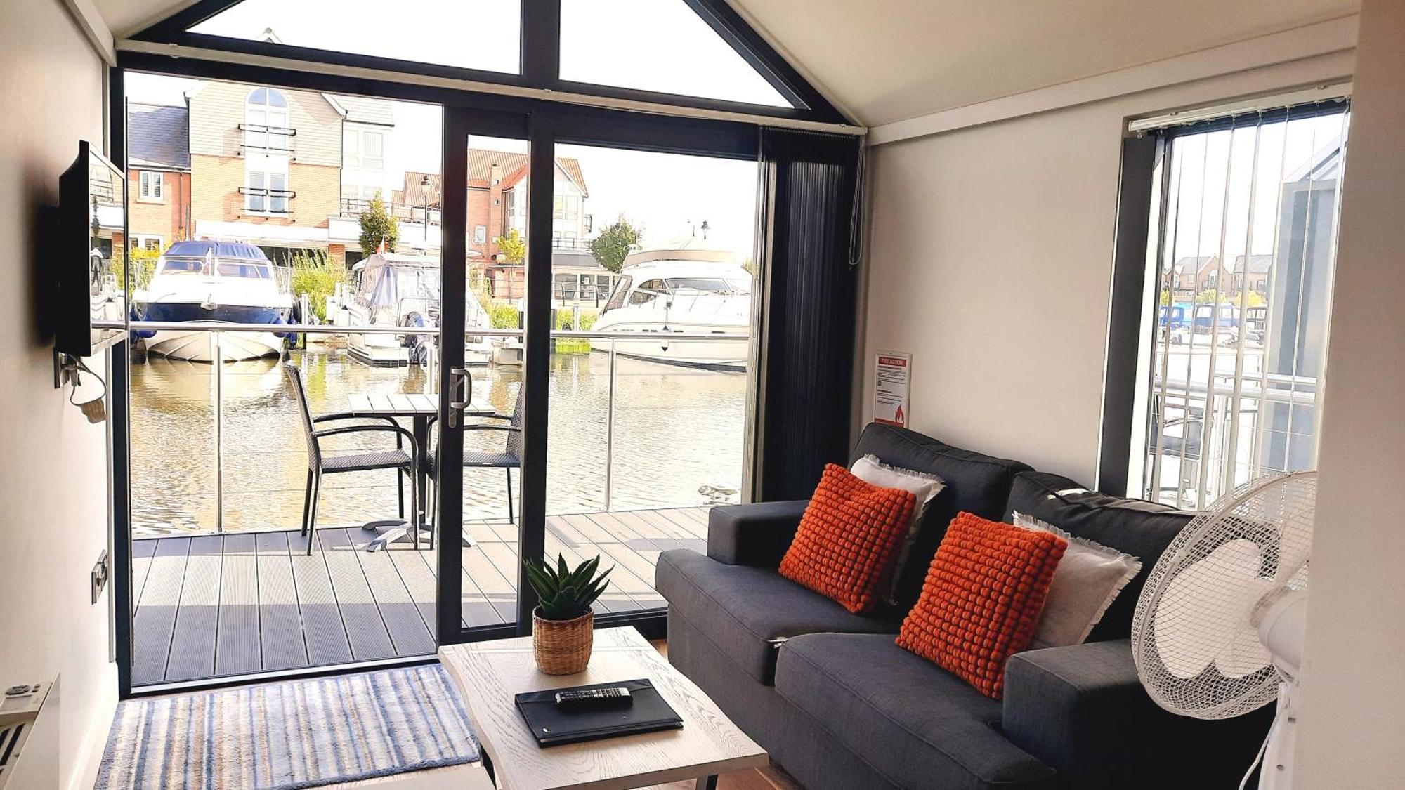 Lincoln Floating Holidays Eksteriør bilde